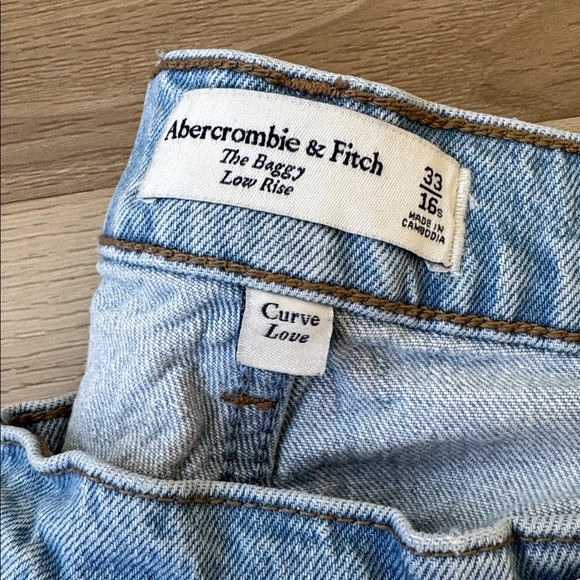 A&F - Curve Love The Baggy Low Rise Jeans - Picture 4 of 16